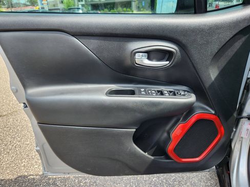 Used 2019 Jeep Renegade Trailhawk AWD/4WD image 19