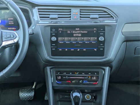 Used 2024 Volkswagen Tiguan SE AWD/4WD image 15