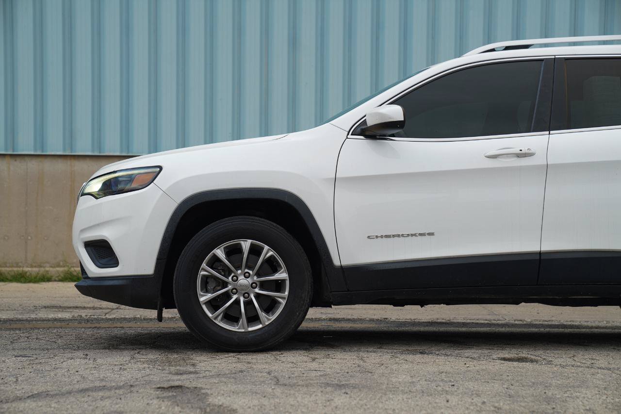 Used 2019 Jeep Cherokee Latitude Plus w/ Cold Weather Group AWD/4WD image 7