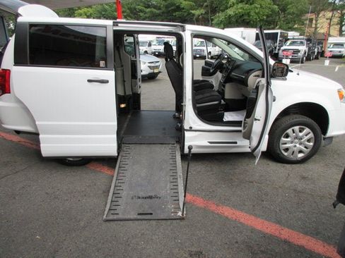Used 2019 Dodge Grand Caravan SE FWD image 1