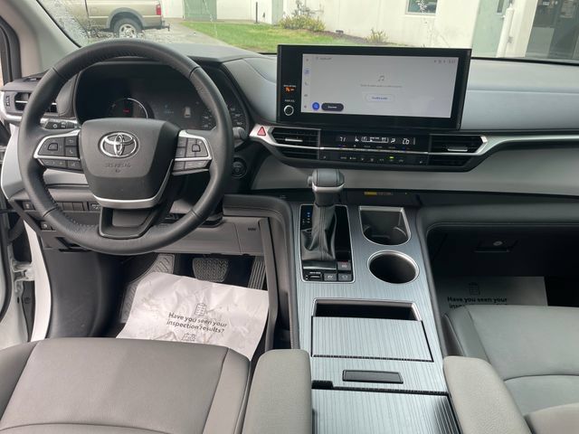 Used 2025 Toyota Sienna XLE FWD image 15
