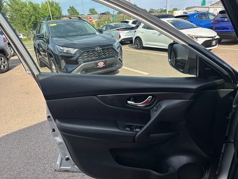 Used 2018 Nissan Rogue SV AWD/4WD image 34