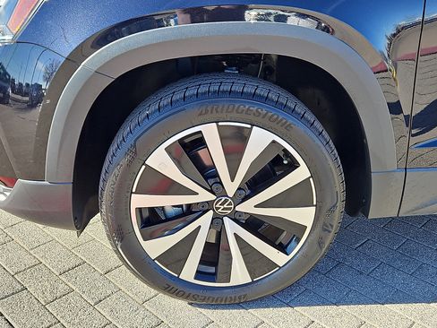 Certified 2022 Volkswagen Taos SE w/ Panoramic Sunroof Package image 5