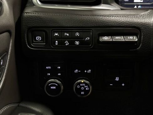 Used 2022 GMC Yukon XL Denali w/ Denali Premium Package image 33