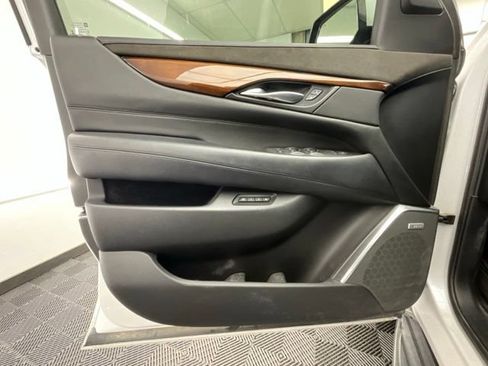 Used 2016 Cadillac Escalade Luxury AWD/4WD image 11