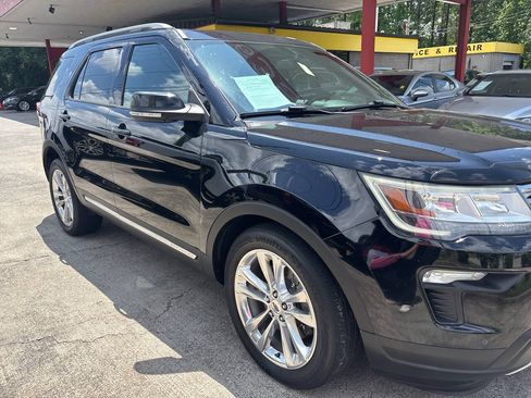 Used 2018 Ford Explorer XLT w/ Equipment Group 202A FWD image 4