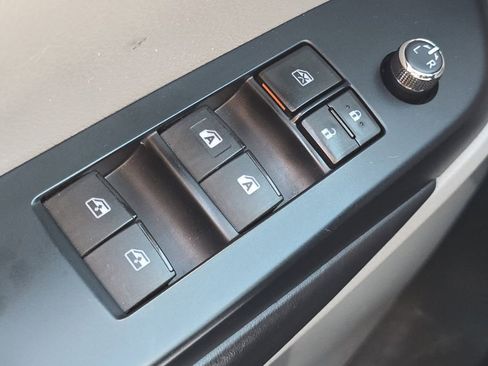 Used 2019 Toyota Highlander XLE image 27