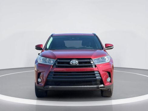 Used 2017 Toyota Highlander SE w/ Carpet Mat Package FWD image 4