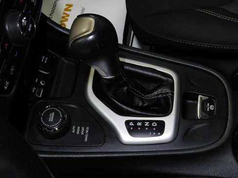 Used 2017 Jeep Cherokee Latitude w/ Comfort & Convenience Group image 35