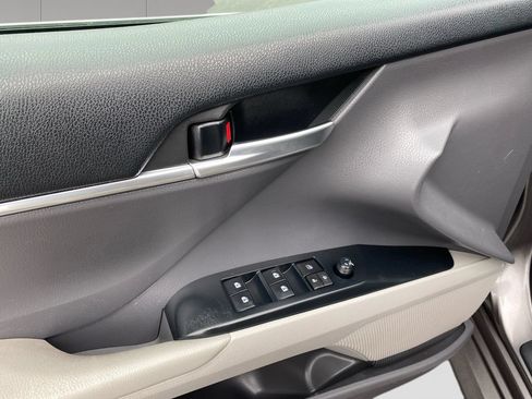 Used 2018 Toyota Camry FWD image 11