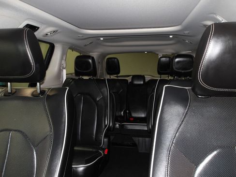 Used 2024 Chrysler Pacifica Limited FWD image 10