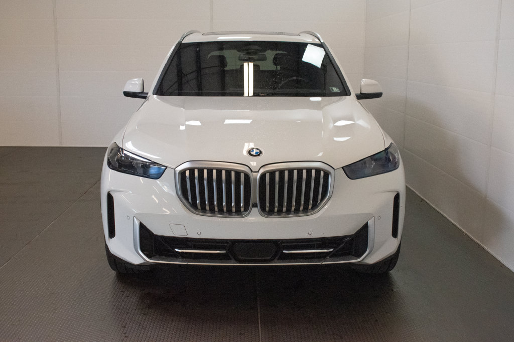 Used 2024 BMW X5 xDrive40i w/ Parking Assistance Package AWD/4WD image 2