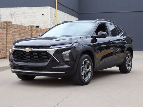 Used 2025 Chevrolet Trax LT w/ LT Convenience Package FWD image 2