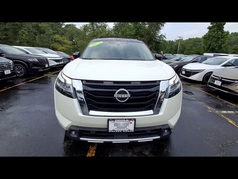 Used 2022 Nissan Pathfinder Platinum w/ Cargo Package AWD/4WD image 3