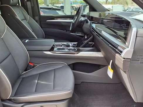 Used 2026 Cadillac Escalade Luxury w/ Touring Package AWD/4WD image 9