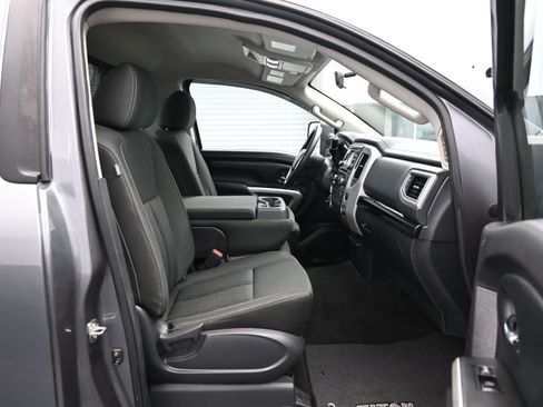 Used 2017 Nissan Titan SV AWD/4WD image 11