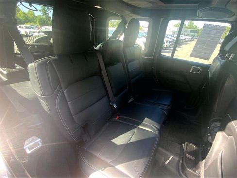 Used 2018 Jeep Wrangler Unlimited Sahara AWD/4WD image 28