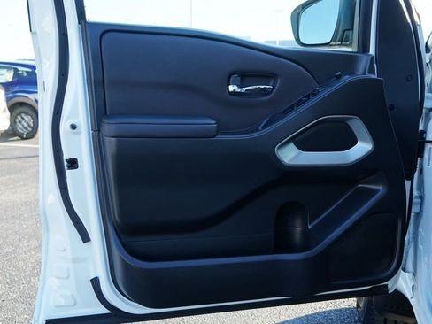 Used 2024 Nissan Frontier SV w/ Technology Package image 13