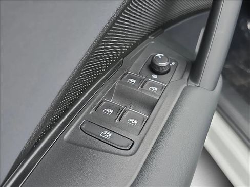 New 2026 Volkswagen Tiguan SE FWD image 5