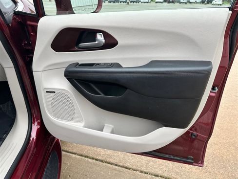 Used 2017 Chrysler Pacifica Limited FWD image 23