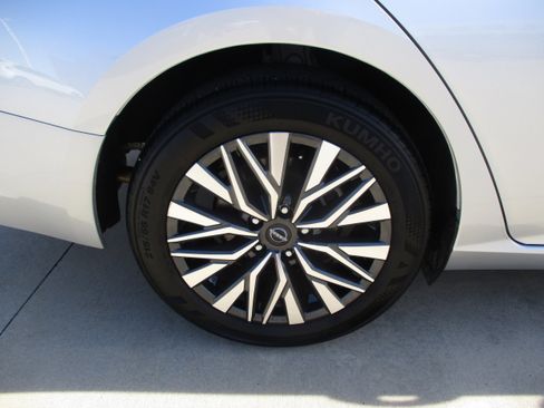 Used 2024 Nissan Altima 2.5 SV image 10