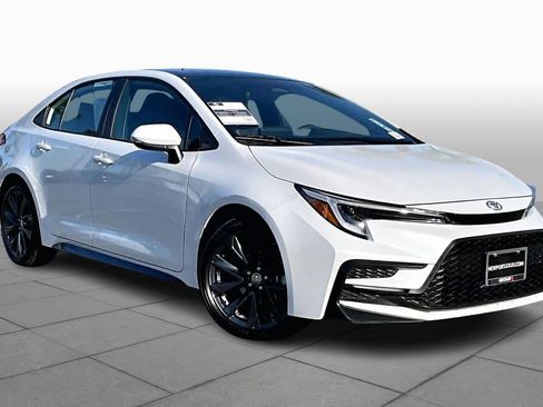 Used 2025 Toyota Corolla SE image 2