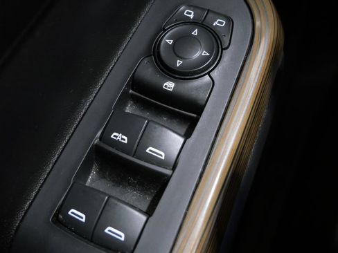 Used 2023 GMC Acadia SLE FWD image 13