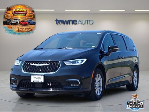 Used 2025 Chrysler Pacifica Select FWD image 1