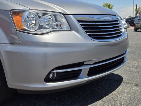 Used 2016 Chrysler Town & Country Touring FWD image 5