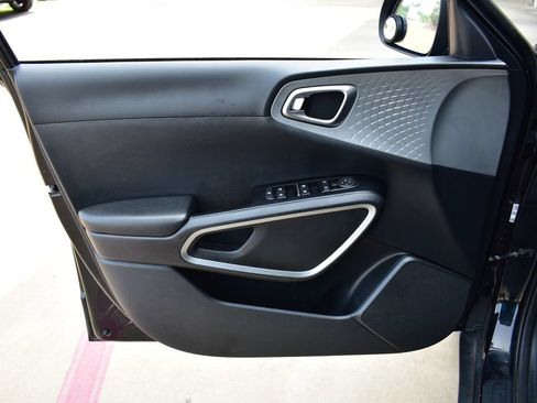 Used 2022 Kia Soul LX FWD image 13