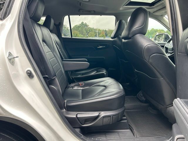 Used 2022 Toyota Highlander XLE AWD/4WD image 41