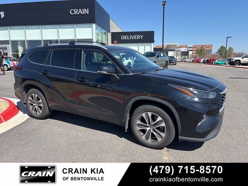 Used 2022 Toyota Highlander XLE image 2