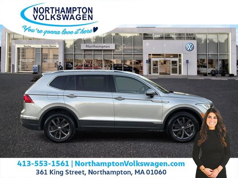 Used 2022 Volkswagen Tiguan SE image 2