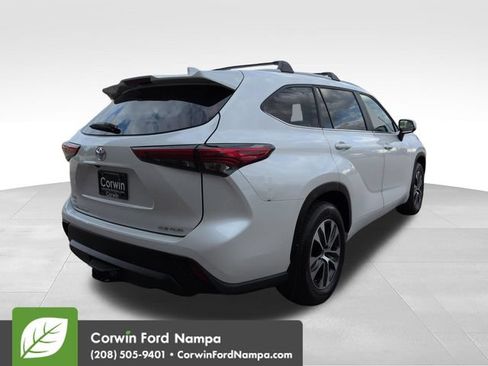 Used 2023 Toyota Highlander XLE AWD/4WD image 3