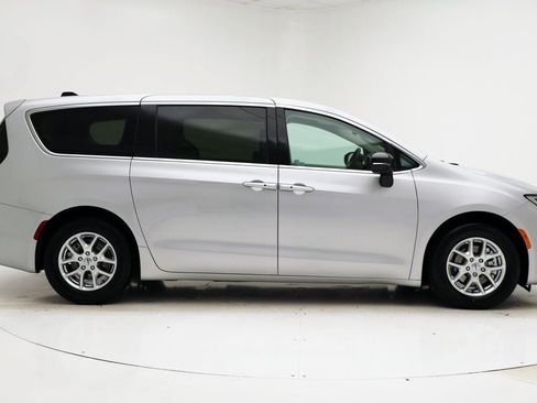 Used 2024 Chrysler Pacifica Touring-L image 3