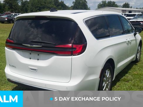 Used 2024 Chrysler Pacifica Touring-L FWD image 3