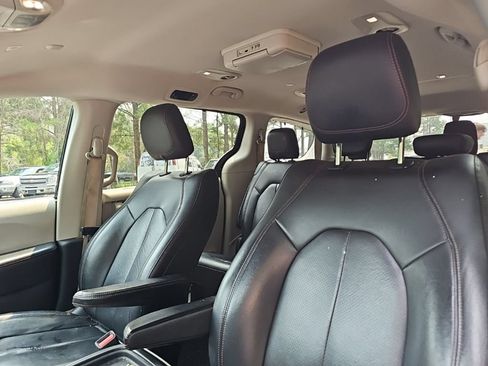 Used 2018 Chrysler Pacifica Touring-L FWD image 10
