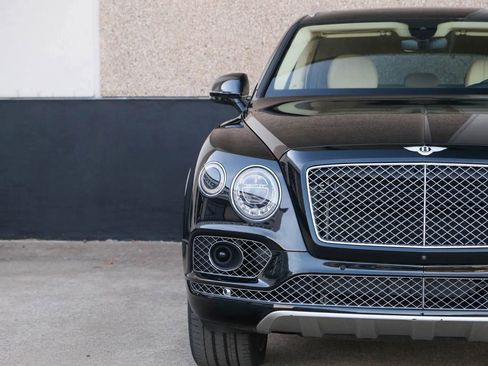 Used 2018 Bentley Bentayga image 3