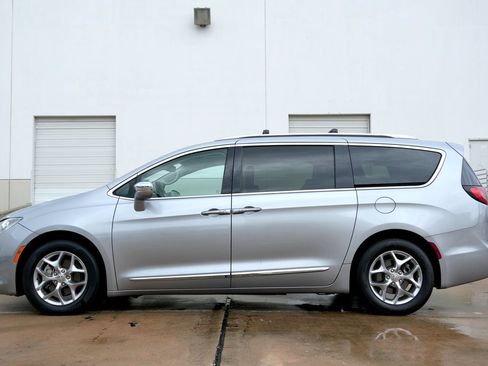 Used 2018 Chrysler Pacifica Limited FWD image 15