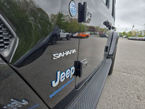 Used 2023 Jeep Wrangler Unlimited Sahara w/ Cold Weather Group AWD/4WD image 18