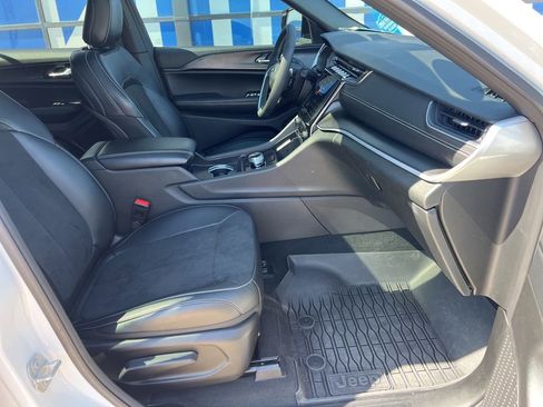 Used 2025 Jeep Grand Cherokee L Altitude RWD image 3
