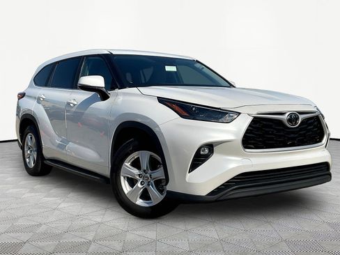 Used 2023 Toyota Highlander LE FWD image 3