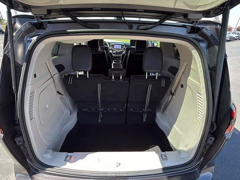 Used 2023 Chrysler Pacifica Limited FWD image 9