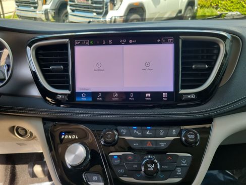Used 2024 Chrysler Pacifica Touring-L FWD image 21