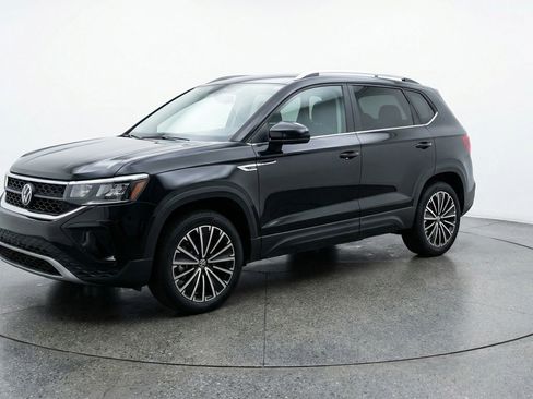 Used 2025 Volkswagen Taos SE image 3