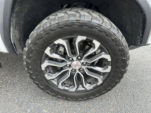 Used 2023 GMC Canyon Denali image 26