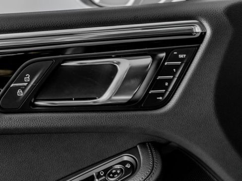 Certified 2026 Porsche Macan AWD/4WD image 13