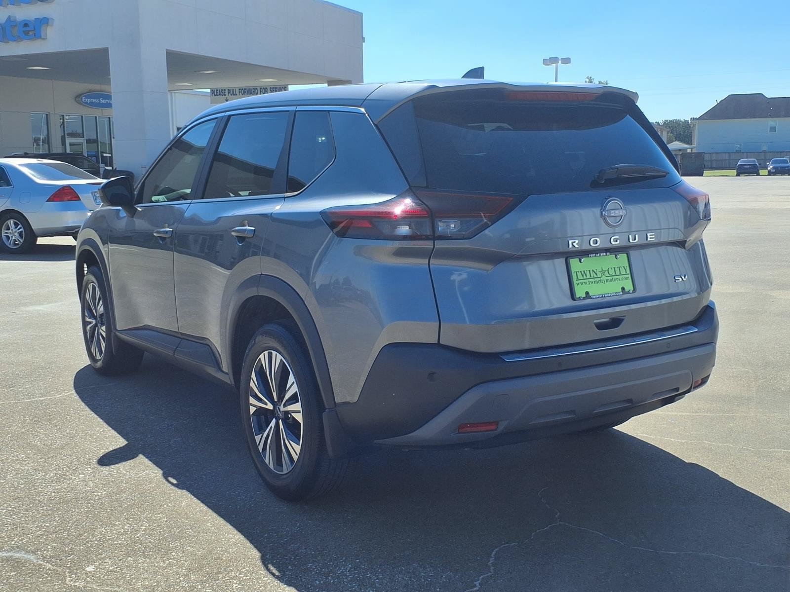 Used 2023 Nissan Rogue SV FWD image 2