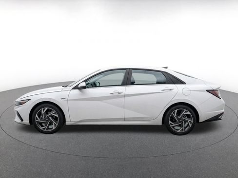 Used 2025 Hyundai Elantra SEL FWD image 4