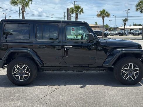 Used 2025 Jeep Wrangler Unlimited Sahara AWD/4WD image 7
